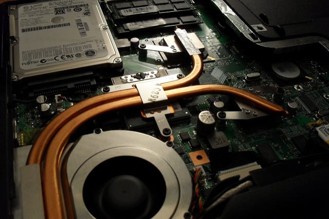 Copper heat pipes in a notebook computer. Image: Kristoferb at English Wikipedia.